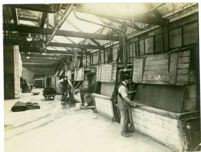 Tuchwalzabteilung, Long Meadow Mühle, 1923 von English Photographer